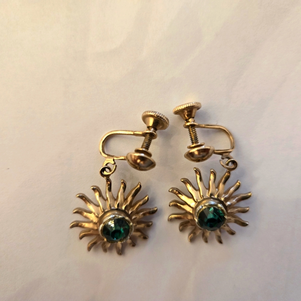 VINTAGE ESTATE SIGNED NEMO GREEN RHINESTONE SUNBURST SCREW EARRINGS